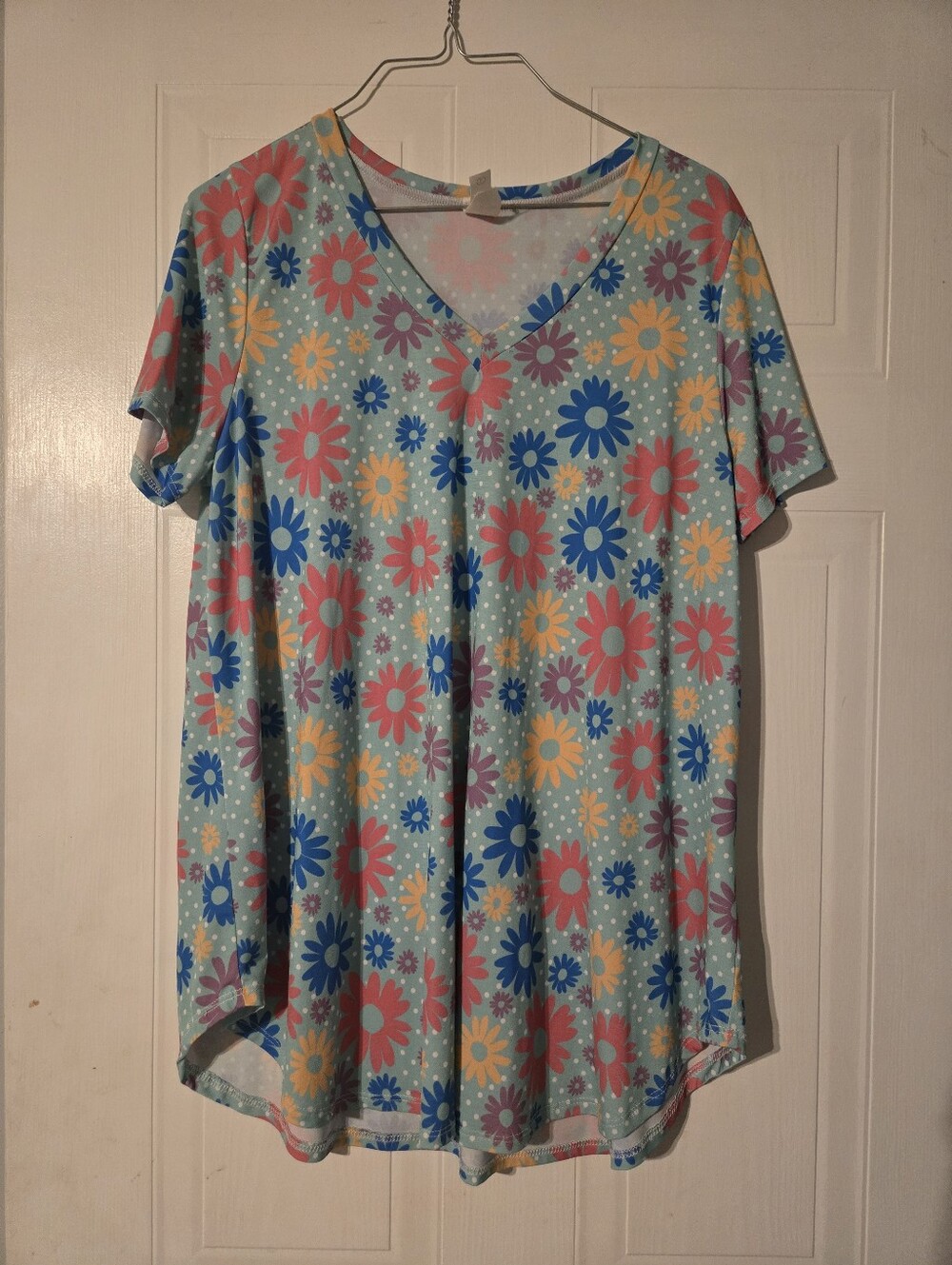Honeyme Mint Floral V-Neck Tee with Multicolor Daisies